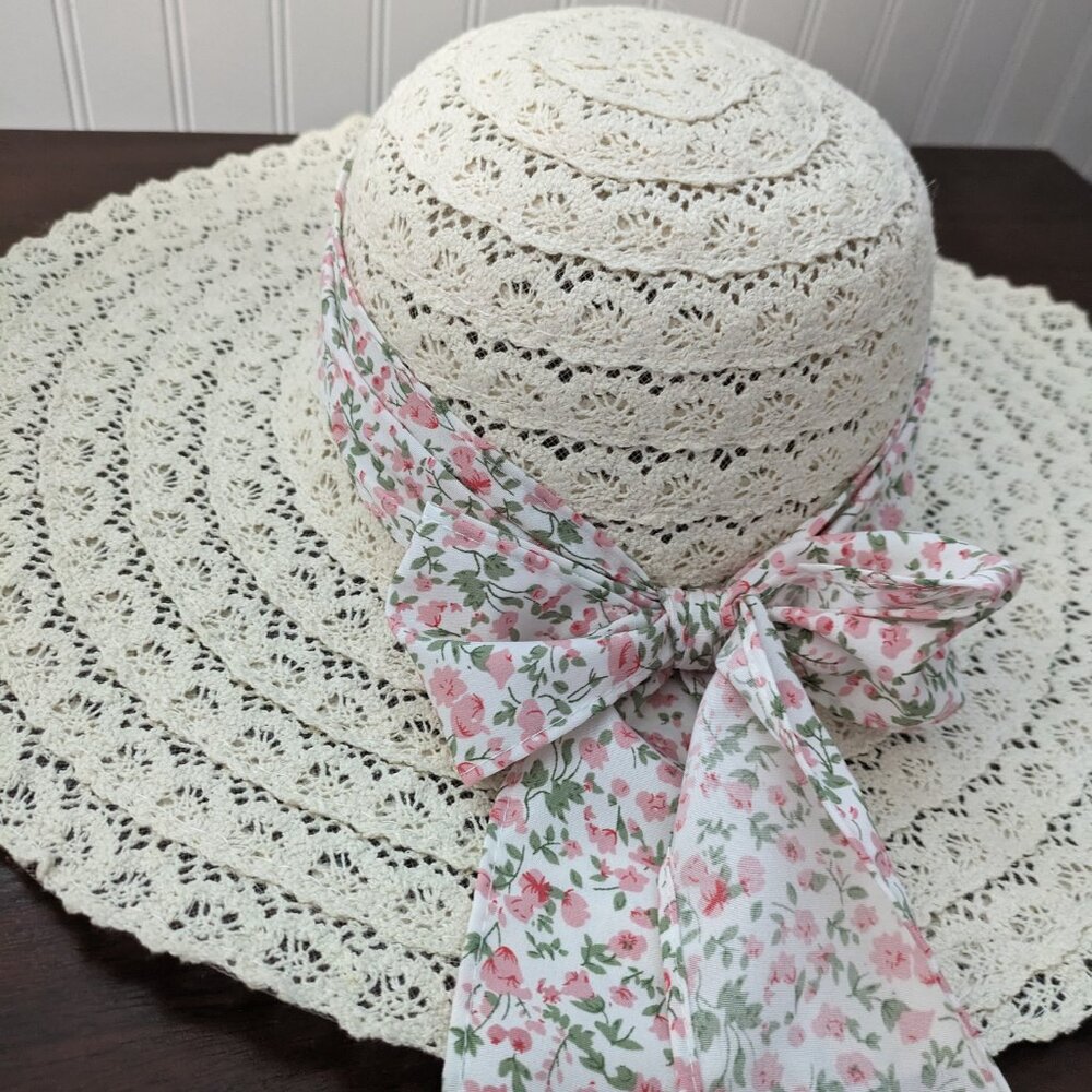 Wide brimmed hat